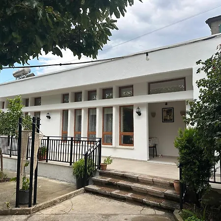 Porta E Gjelber Pensión