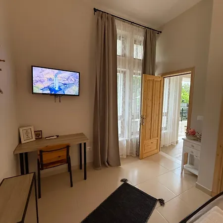 Guest house Porta E Gjelber 3*